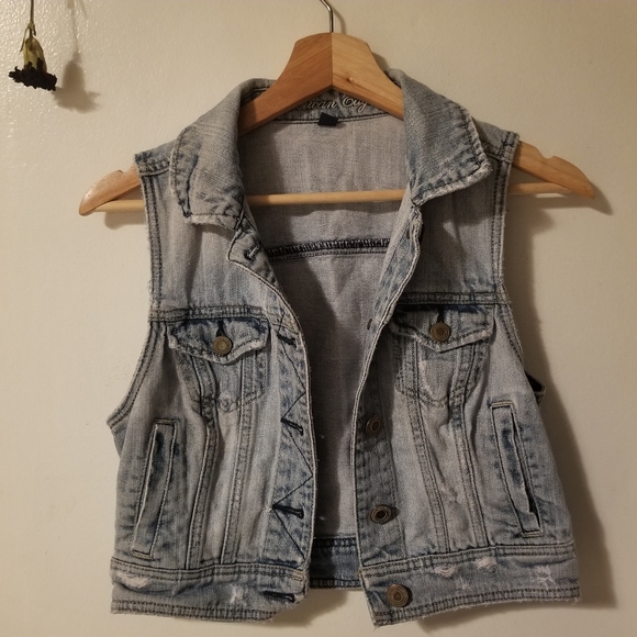American Eagle Retro Look Light Wash Jean Vest - Picture 6 of 10